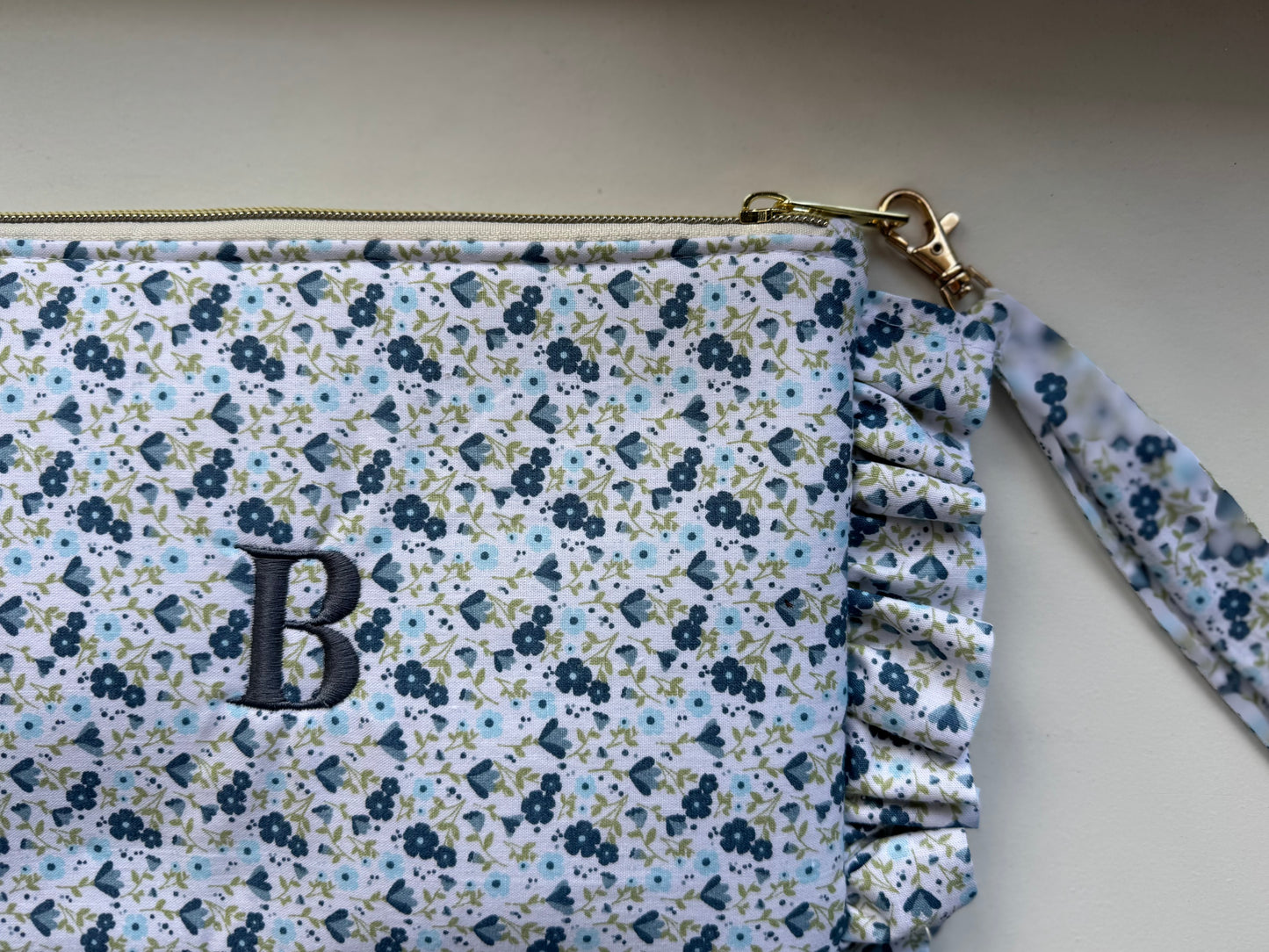 bolso de mano con volantes