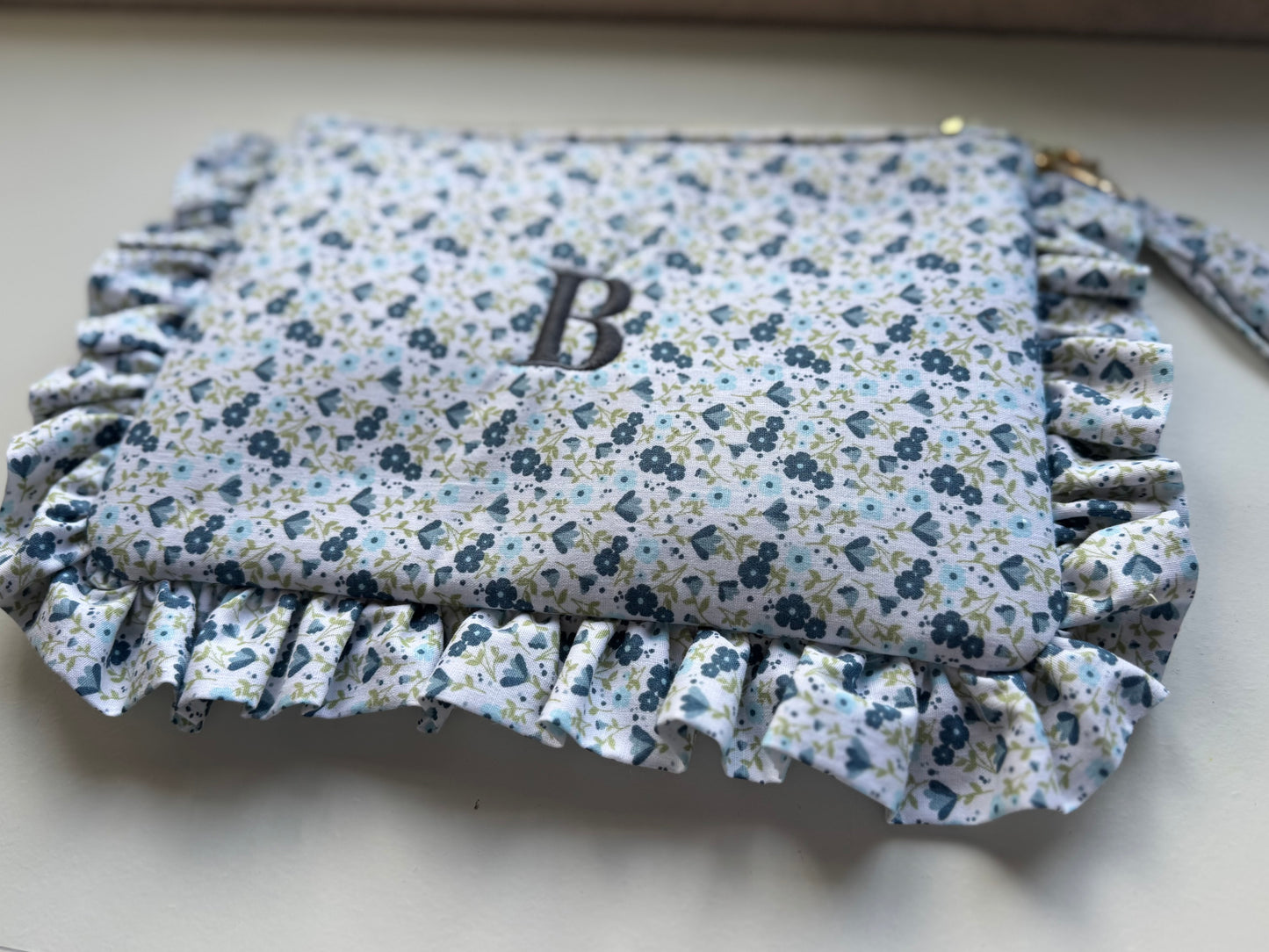 bolso de mano con volantes