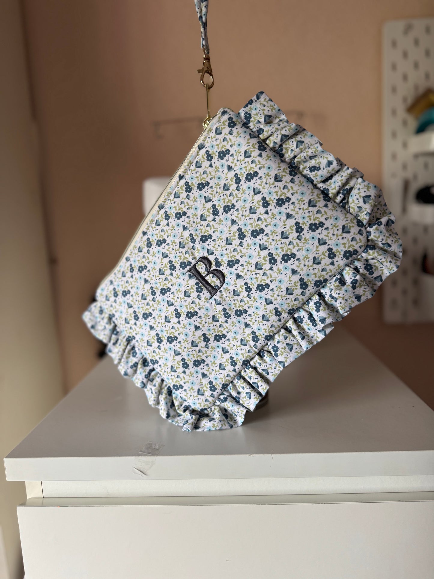 bolso de mano con volantes